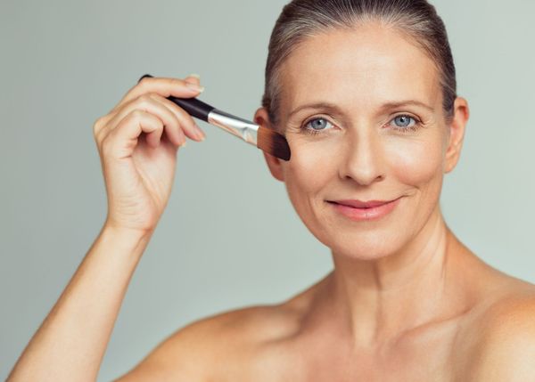 8 Best Finishing Powders For Mature Skin Stay Matte Look Great